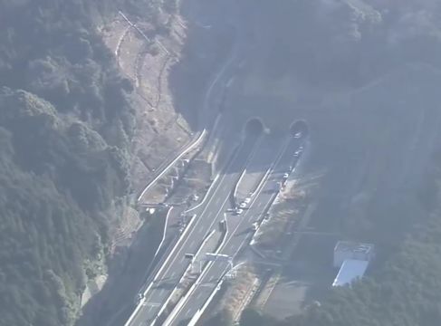 新名神高速の多重衝突・炎上事故、死亡者が6人に　3人は子どもと判明　警察が身元の特定進める