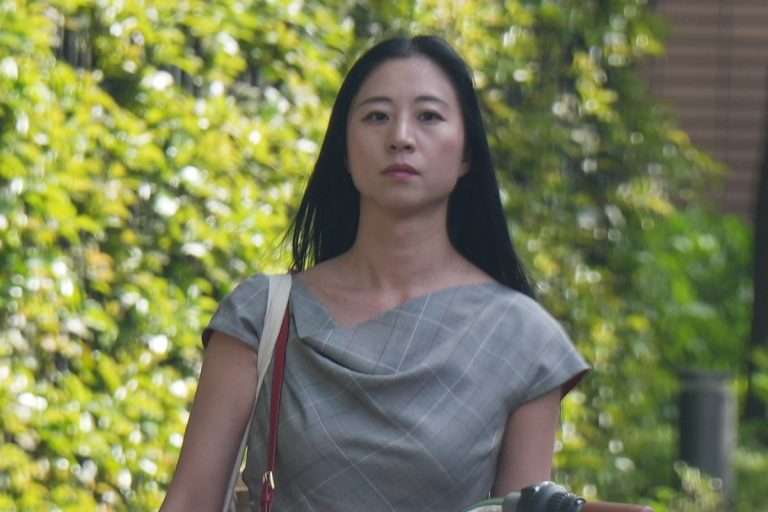三浦瑠麗氏、濃いめのチークでセレブファッション　夫の逮捕感じさせぬ「圧巻の散歩姿」