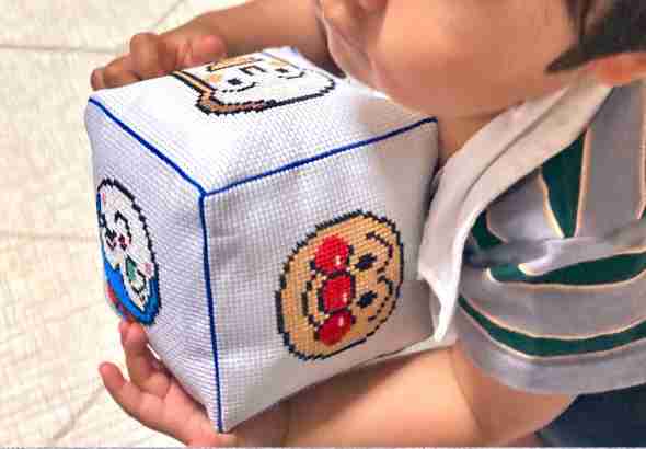 孫のために「アンパンマンの布サイコロ」を手作りしたおばあちゃん　刺しゅうを使った高クオリティな出来ばえに「天才」「すごい」の声