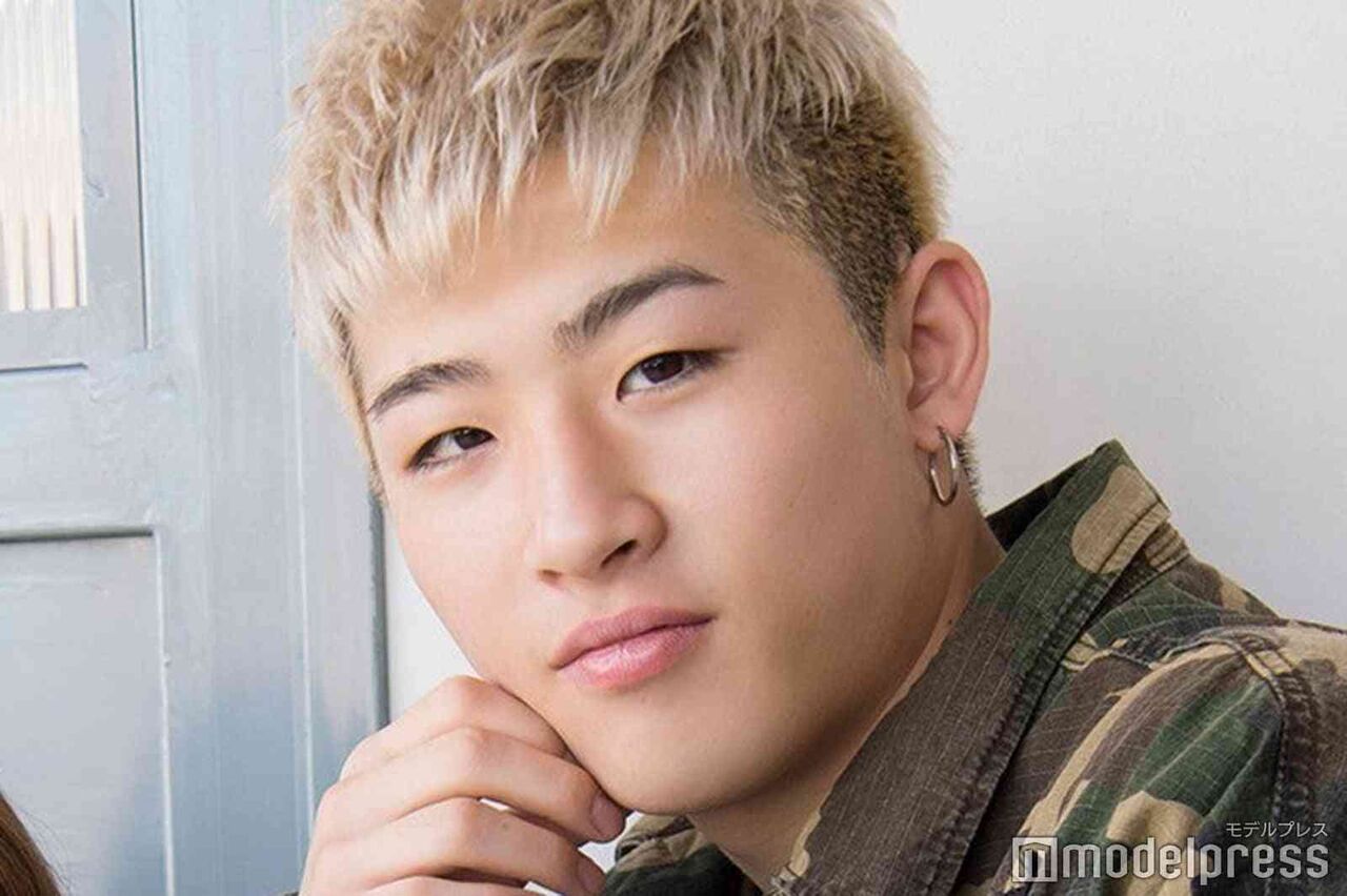 平本蓮、元六本木No.1キャバ嬢・れみとのキス写真公開 左手薬指に指輪も