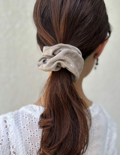 ひとつ結びでもオシャレに見えるヘアアクセ