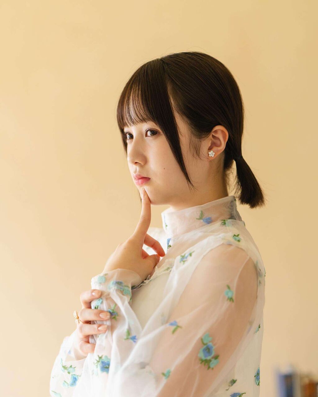 本田紗来16歳　アイドルにしか見えない！あごに人さし指＆髪を結び　来年のカレンダーを発売「ホントにキレイになった」