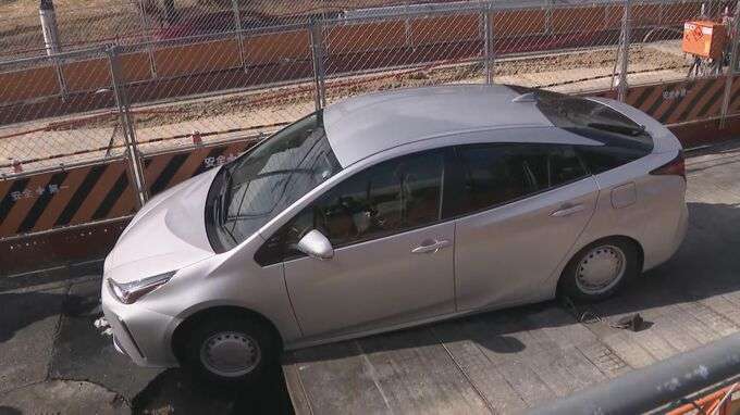 「道路が陥没して車がはまった」隣の車線で水道管工事 けが人なし「もともと穴が開いていて、自分が載って広がった」 名古屋・緑区