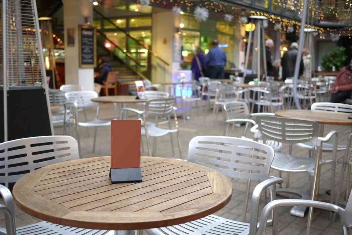 カフェで席を取られた