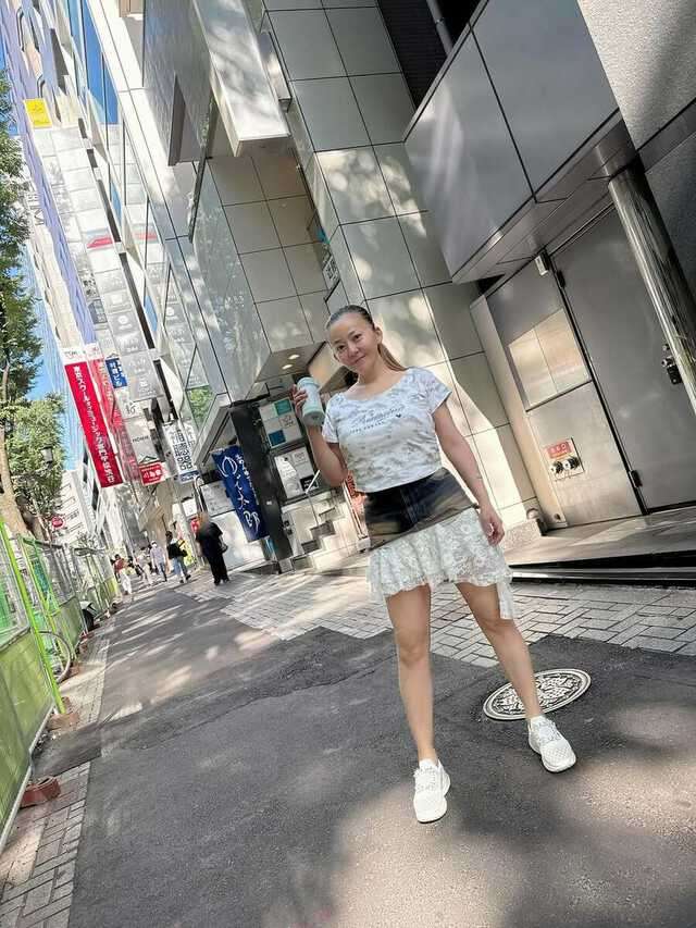 華原朋美　渋谷にすくっと現る！息子とすっぴん笑顔が優しい「今は家族の時間を大切にしたい」