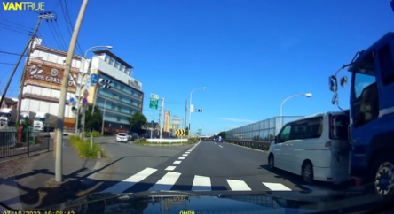 まさに「正直者がバカを見る」 救急車へ進路を譲ったら追突… ドラレコ捉えた事故の瞬間