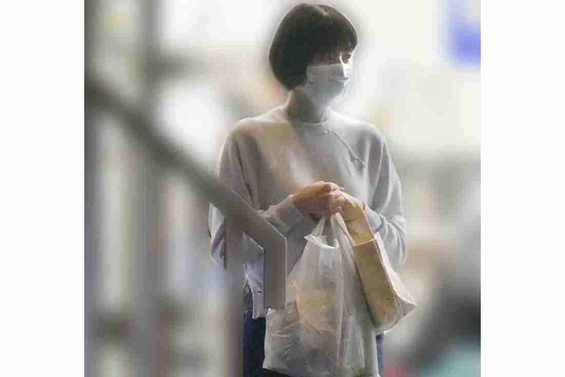 長澤まさみ「コンビニでお腹チラリ」穴あきトレーナーと美脚の圧倒的オシャレな私服姿