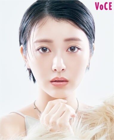 浜辺美波、ばっさりショートカットで“どこまでも美人度が高まる” 『VOCE』で美しいデコルテも
