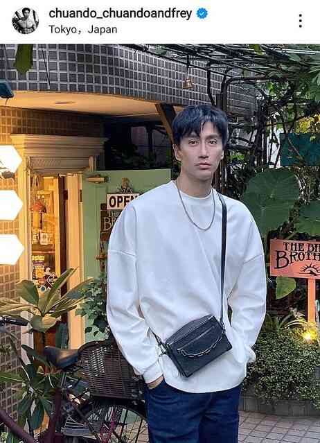 “世界一若く見える”56歳イケメン男性にネット騒然！「20代にしか見えない」超マッチョな肉体も話題