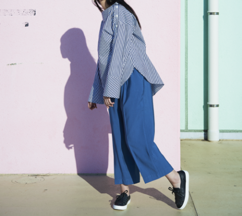 体のラインが出ない肌を隠す服を好む