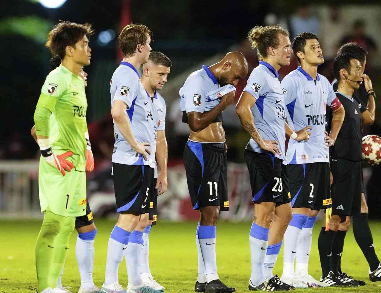 【天皇杯】名古屋に完敗で浦和サポ暴徒化　緩衝帯突破、ピッチ乱入、横断幕強奪、パトカー出動