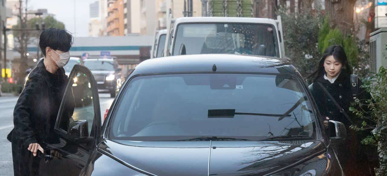 「年の差って関係ない」ハライチ・岩井勇気　ドーナツを頬張り、19歳新妻と「爽やかドライブデート」