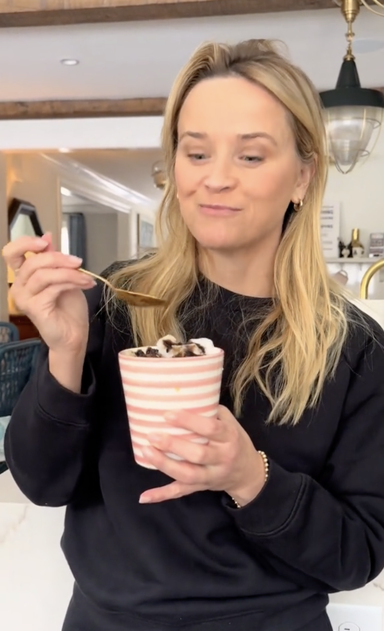 「雪を食べてもいいじゃない」　大物セレブが豪快すぎる“雪レシピ”を公開し批判続出…