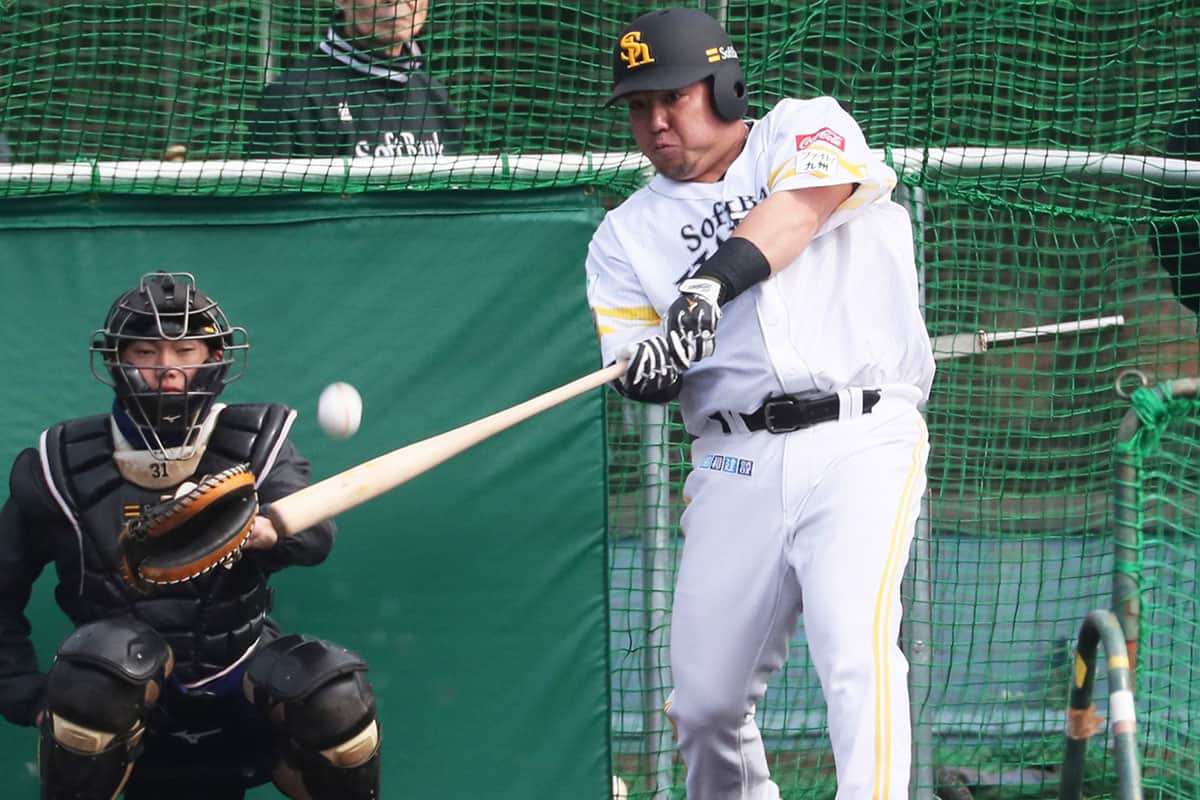 山川穂高が移籍後初のHRでさっそくの「どすこい」ポーズに「節操なさすぎ」「反省してない」集まる批判