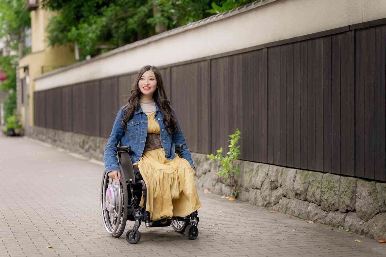 「普通にナンパしてきた」16歳で両足を失った“車いすモデル”（25）が、歌舞伎町で“チャラ男”に気付かされた衝撃的な事実