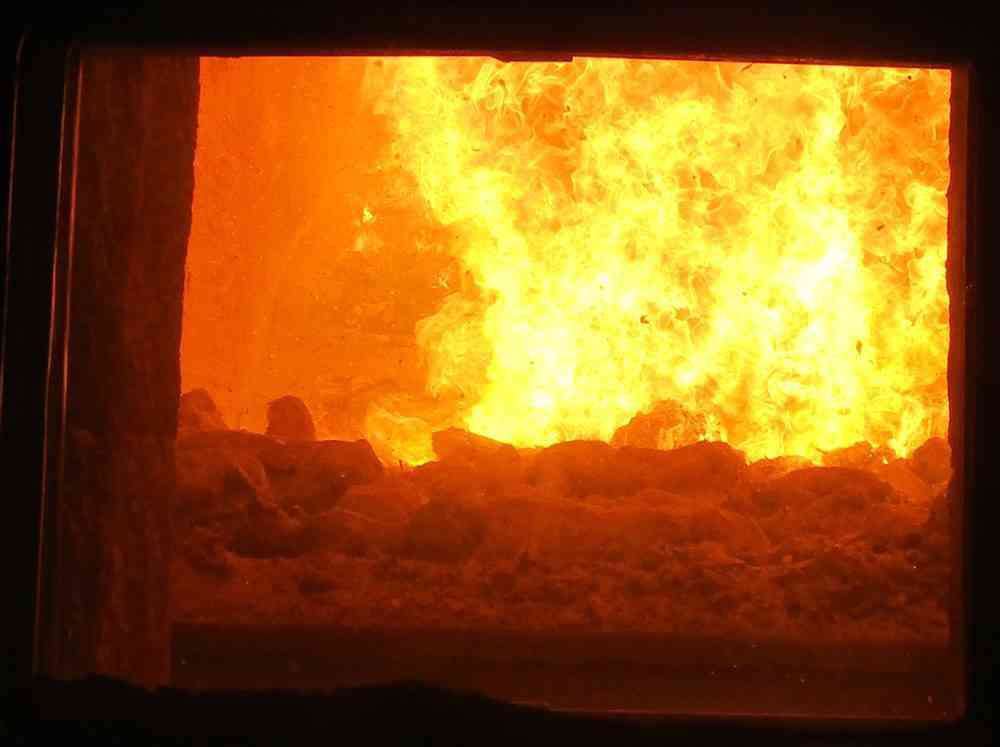 あなたを傷つけた言葉をゴミ焼却炉に捨ててて燃やすトピ