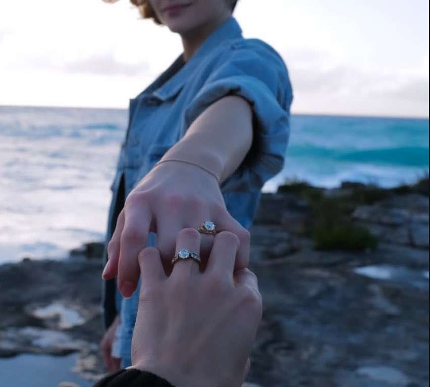 米女優クロエ・モレッツ、同性恋人との婚約指輪公開 デート写真も披露