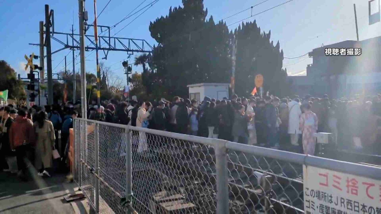 【危険】「早く進んで！」人気観光地“伏見稲荷大社”前の踏切で遮断機が降り始めるなか観光客“すし詰め”状態に　春節での観光客増加以外にも原因が？京都市