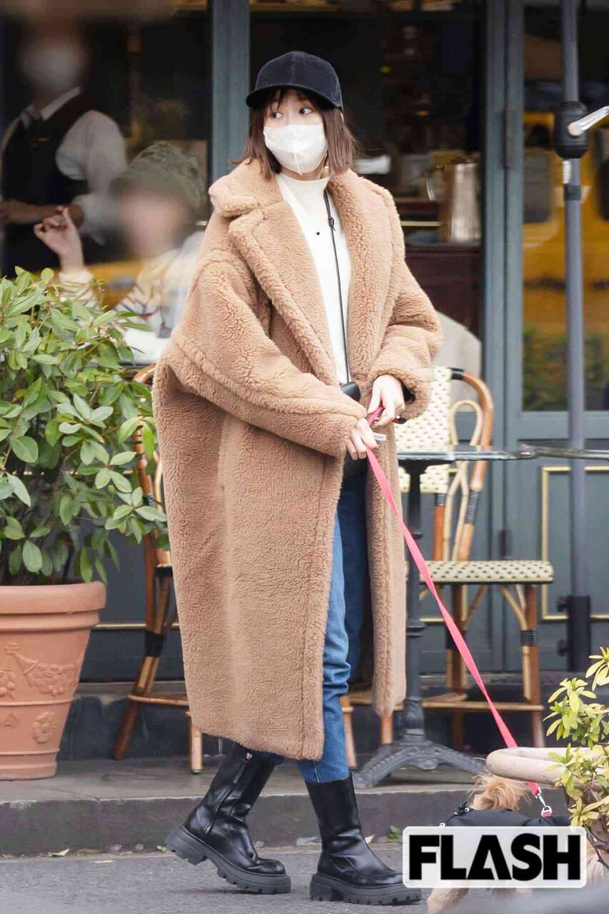 桐谷美玲、愛犬散歩に45万円の高級ブランドコート！独立後も“収入は変わらない”売れっ子ぶり