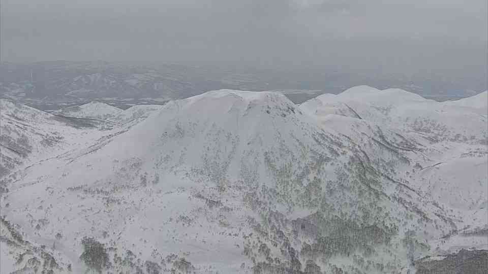 バックカントリーの17人グループ「けがをした救助して」とSOS、ジャンプ台を作って滑走中にニュージーランド人の18歳男性が着地失敗し転倒、太もも骨折　北海道・イワオヌプリ