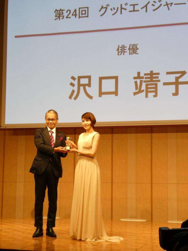 すげぇぇ！　沢口靖子　授賞式で公開した18歳当時の写真が、マジ凄っ！こんな高校生いるのか…「人生を一変させた」一枚に　母が自宅の庭で撮影