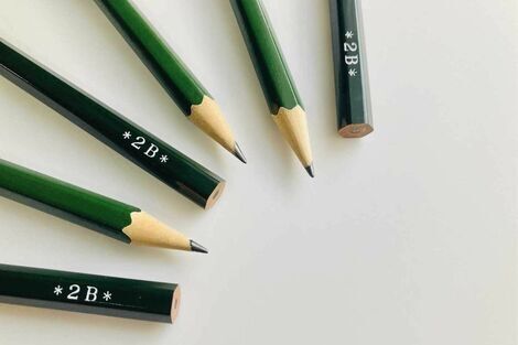 『2B』鉛筆が「ママ友」口コミで大人気！“濃いめ”好まれる背景に授業のIT化、『HB』は「わずか2％」「使わない」小学校から消滅寸前