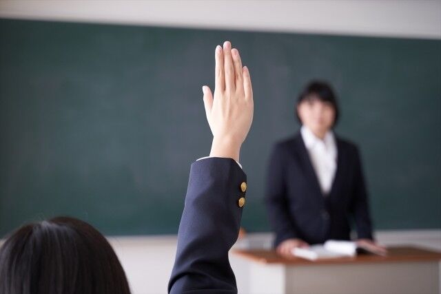 教師が「このクラスにはLGBTQいないと思いますけど（笑）」 思わず「いますよ」と返した当事者の生徒の話