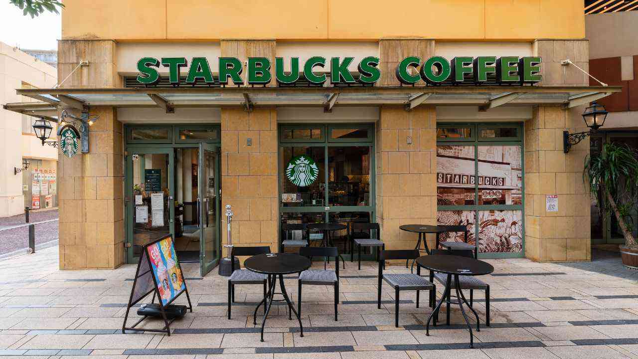 コンビニではダメ…スタバのコーヒーが高くても客足が絶えないワケ