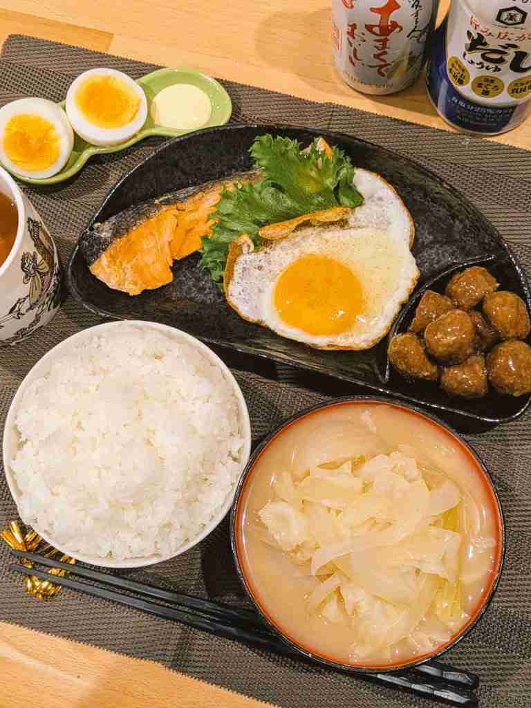 「我が家の180円朝定」に絶賛の声が続出　驚愕のコスパ朝食に「1000円取れる内容」「松屋もびっくり」