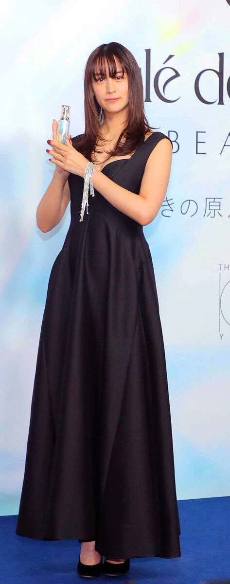 第1子出産・山本美月、美の秘訣は「なるべく睡眠時間を取ること」黒のロングドレス姿で登場