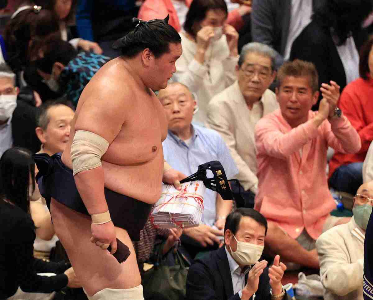 相撲中継に映りこんだ“有名タレント”が話題沸騰!ネット「気になり過ぎる」「色黒ピンクは目立つ」