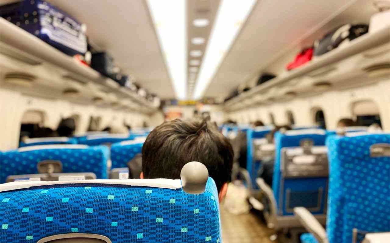 「子どもが騒いで怒られたらどうしよう…」子連れの親の不安を見事に捉えた東海道新幹線の「お子さま連れ車両」が大人気　今年のGWからはついにネット予約や座席変更も可能に