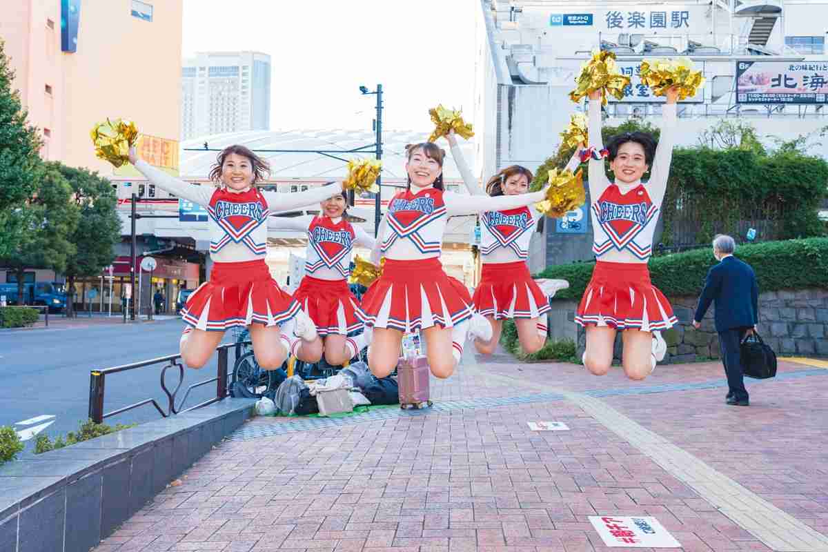 朝8時の駅前チアガール　誰に頼まれたわけでもなく通勤・通学の人々を励ます