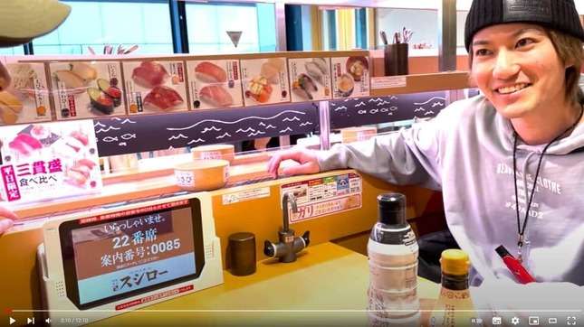 スシロー店内で生着替え＆上裸姿で大騒ぎ　「マナーなさすぎ」人気YouTuberに批判続出→動画削除