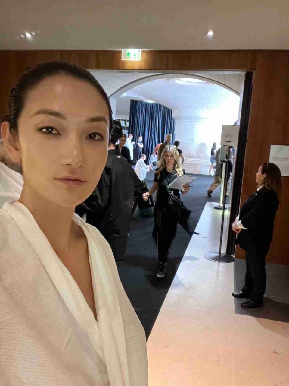 冨永愛、衝撃衣装で大胆ランウェイ　貫禄の着こなしに「日本の誇り」「見たことのない世界感」