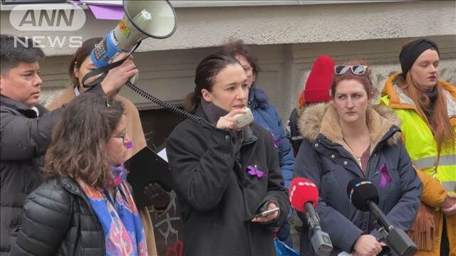 ハンガリーの日本人女性殺害事件　警察の対応改善求め国会前で数百人がデモ