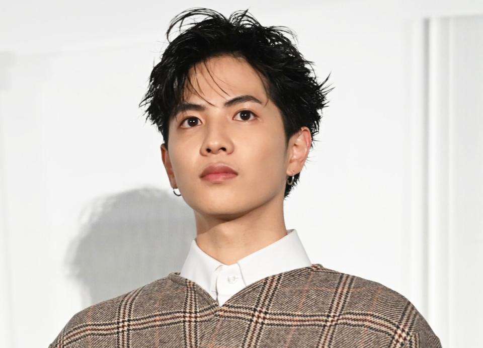 志尊淳　全身グッチ、大胆柄スーツ＆鞄＆メガネ姿に「はぁかわいい」「きゃーやばい」キュンコメ殺到