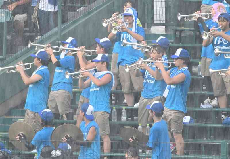 雨で粋な演奏　クラーク記念国際のブラバンに拍手喝采　夏の甲子園