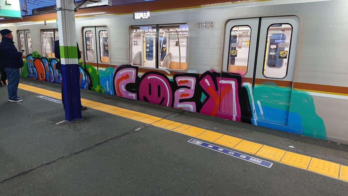東京メトロ怒り「断じて許すまじき行為」　電車に「巨大カラフル落書き」で運休...警察に被害届提出
