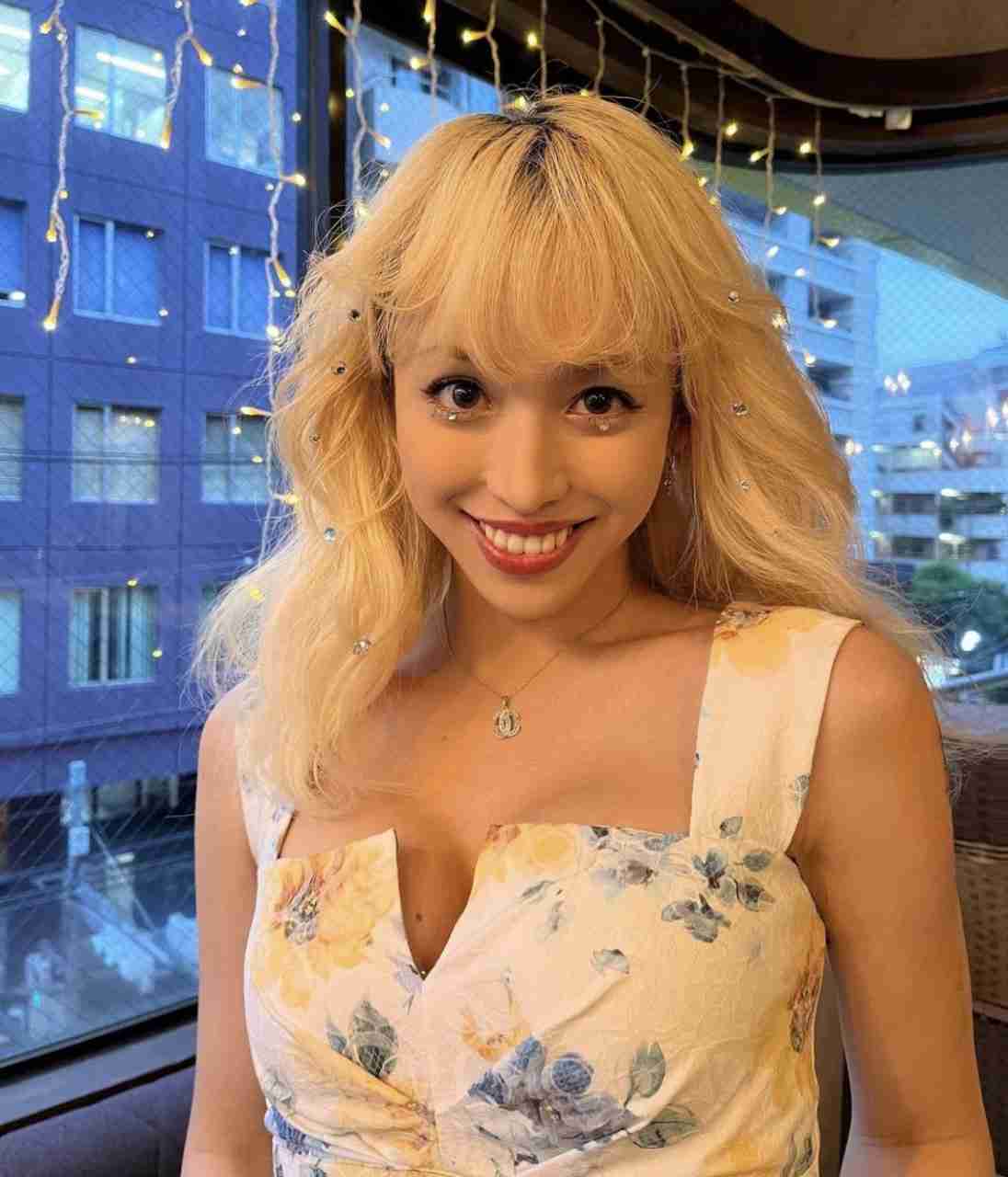 ryuchell、肩出しワンピ姿に驚きの声「妻と子どもを無かったことに」の指摘も