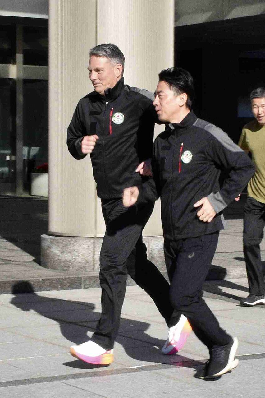 小泉進次郎防衛相が豪防衛相と一緒にランニング　省の敷地内、絆の強さアピール