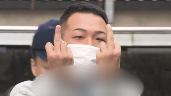 カメラに中指、挑発ポーズ　逮捕された26歳男は「受け子」リーダー格　高速道路上の車がアジト　被害総額9400万円か　警視庁