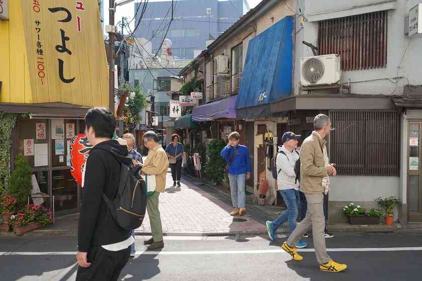 過熱する訪日外国人の「スナック人気」にママたちが困惑　「お通しが理解できない」「混んでも席をつめない」