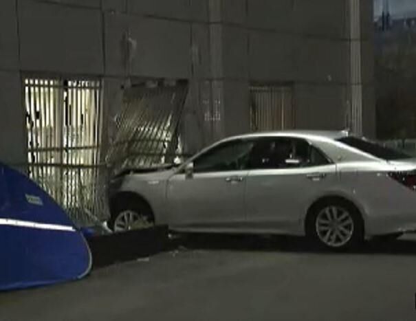 横浜市青葉区の「河合塾あざみ野現役館」に86歳運転の車突っ込み5人けが