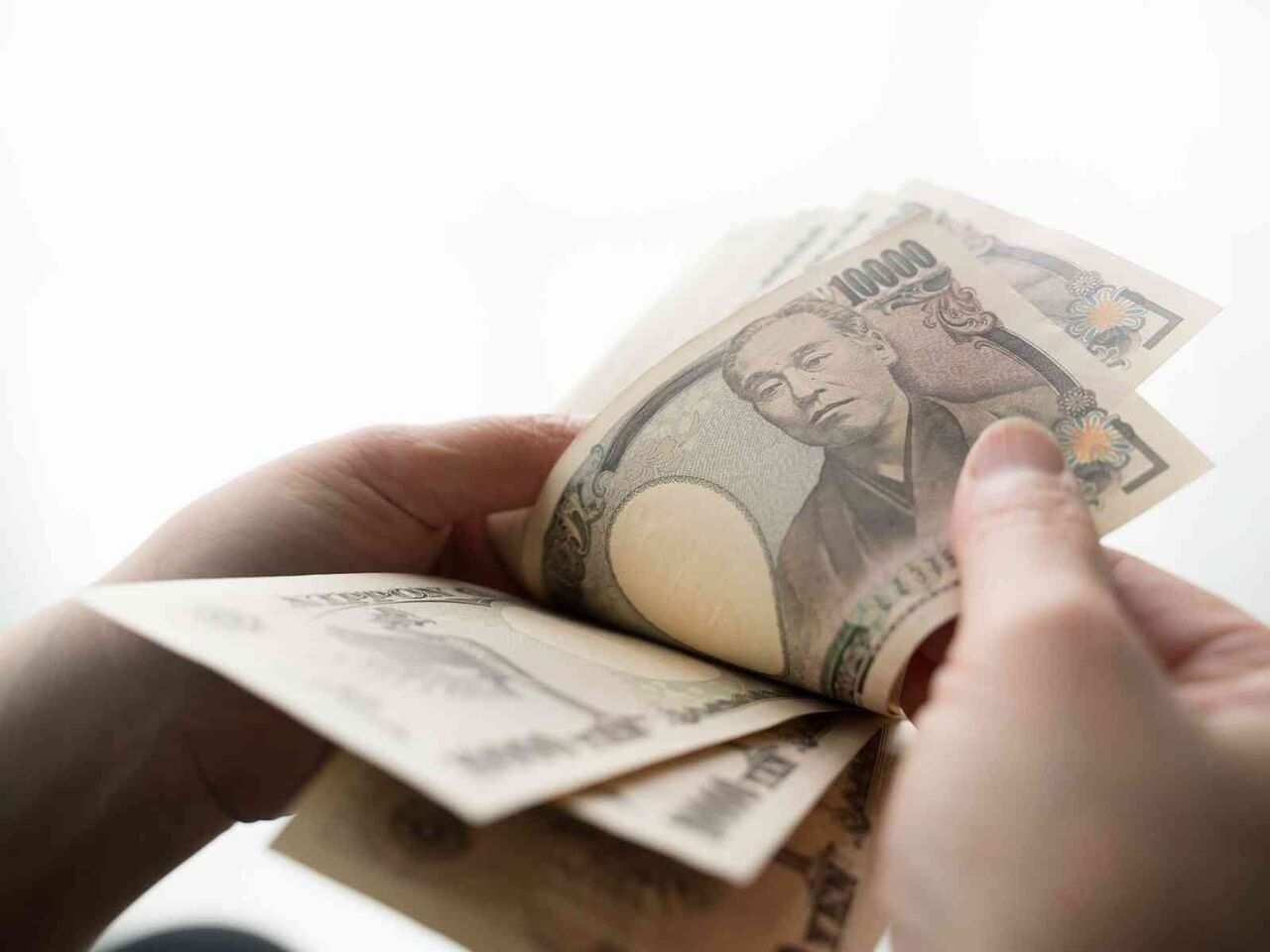 「親への援助のせいでストレスが…」44歳女性、年収400万円。実家暮らしで感じる“お金の苦労”とは