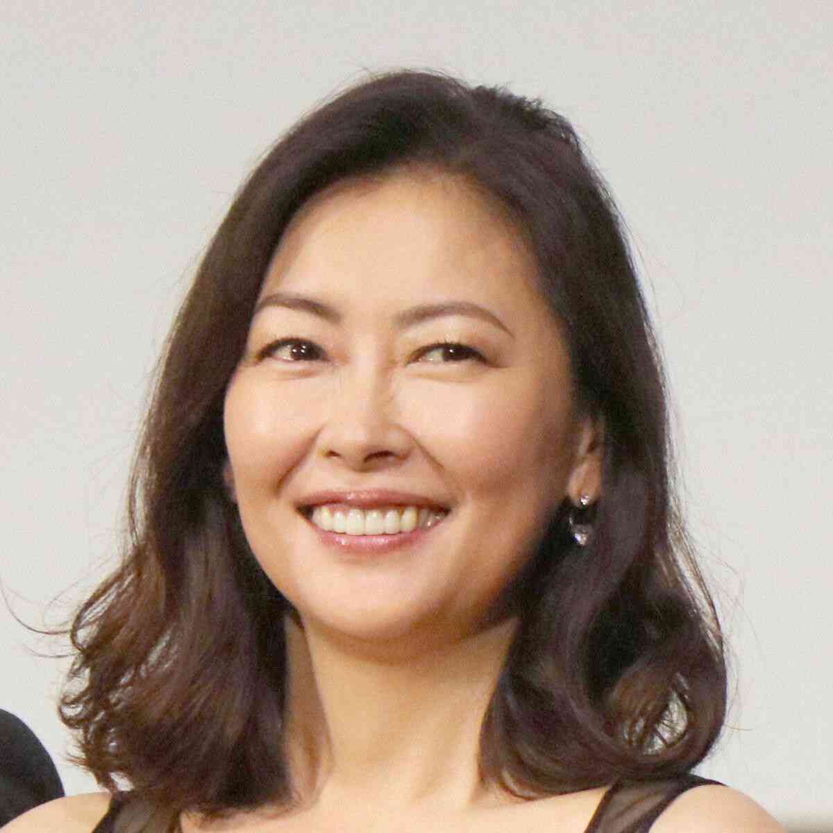 53歳ミポリン（中山美穂）、美脚クロスで色気全開　ツルスベ背中もチラリ「綺麗ですね～」「可愛すぎる」と絶賛
