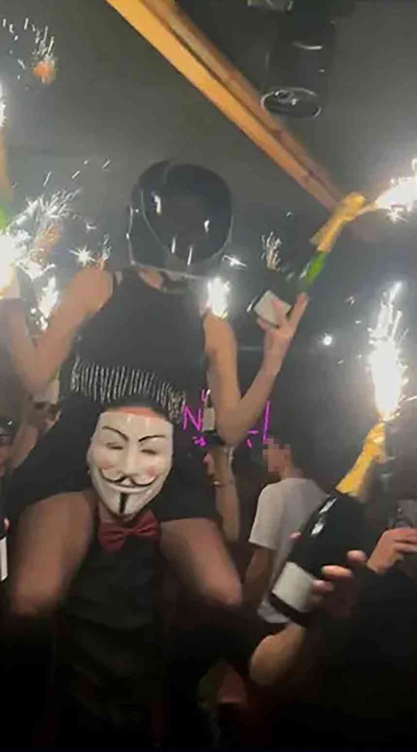 スイスのスキーリゾート火災、シャンパンボトルに付けた花火がなぜ瞬時に大火災につながったのか