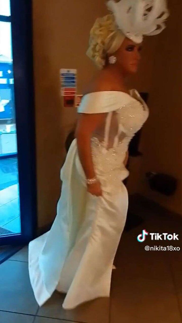 息子の結婚式で真っ白の超豪華ドレスを着た母親に「花嫁より目立とうとしている」「不適切」「ドレスコード違反」と議論勃発