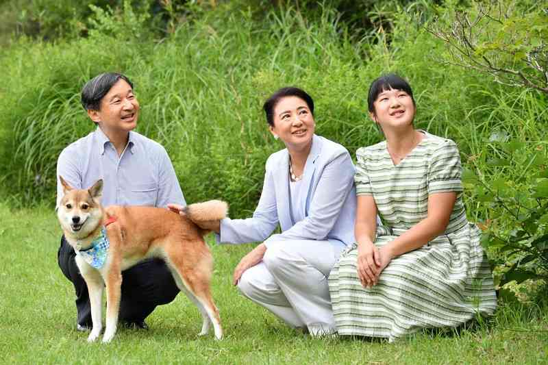 天皇ご一家の愛犬「由莉」死ぬ　老衰で　天皇家そろって最期見送る