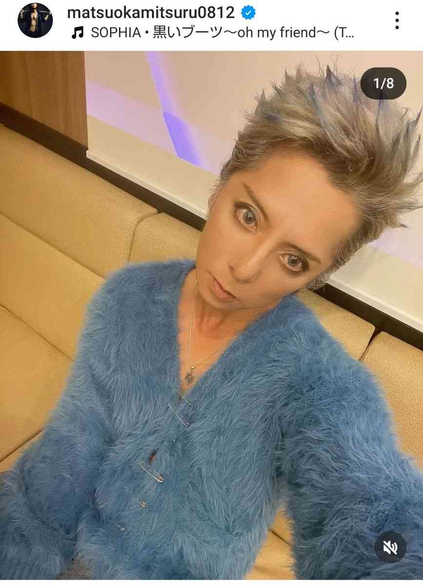 ご、53歳?!人気バンドのボーカル　近影にネット騒然「若すぎ」「青春」「ギャルに見えます」